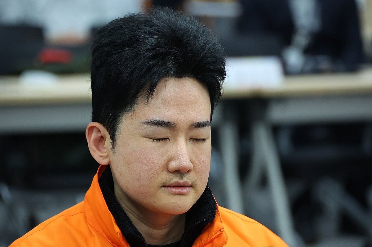 '피습 자작극 의혹' 정이한, 음료 투척자와 지인 관계 정황