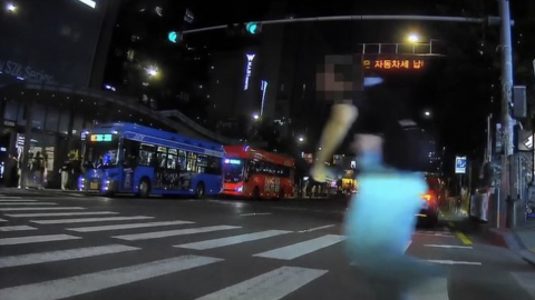 "소아암 아들 태우고 응급실 가는데"…홍대 무단횡단 사고 논란