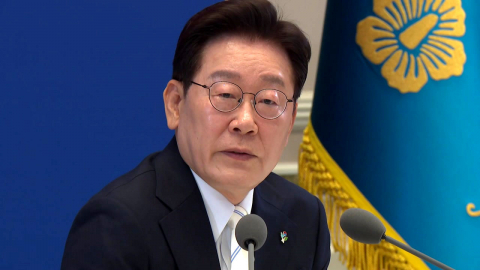 대통령 국정평가 '부정 49.7·긍정 46.7'…청와대 "엄중히 받아들여"