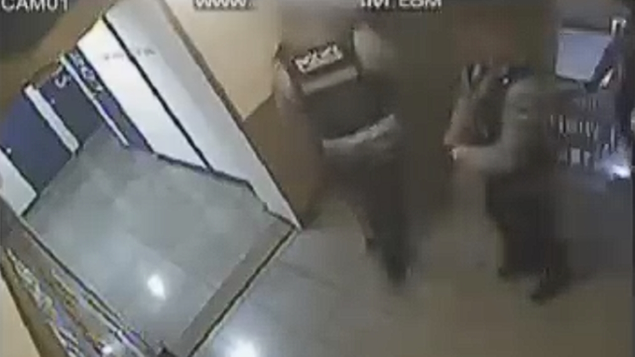 코드제로 떴는데...칼부림 현장 '느긋하게' 걸어간 경찰 논란