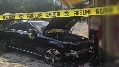 고령 운전자 몰던 승용차 대낮에 언덕 뚫고 상가 돌진