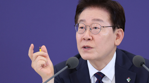 이 대통령, '촉법·용역 평론가' 게시물 공유…유시민 겨냥?