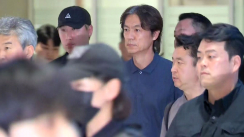 축구대표팀 귀국…"홍명보 나가" 시위