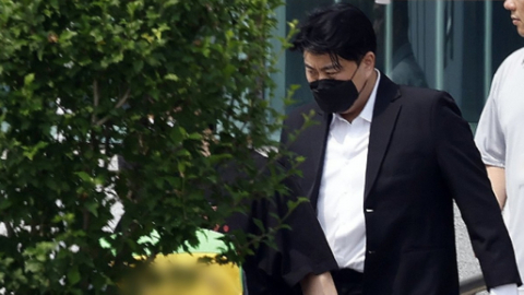 '음주 뺑소니' 김호중, 가석방 출소…팬 환호 속 침묵으로 현장 떠나