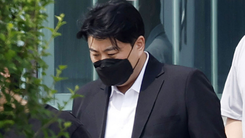 '음주 뺑소니' 김호중 가석방 출소…팬들 환호에도 '침묵'