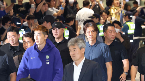 [이슈ON] 홍명보 야유 속 귀국..."죽기 살기로 뛰겠다"는 손흥민
