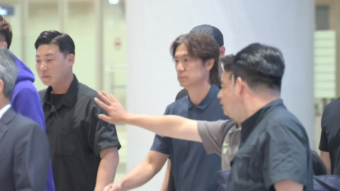 '32강 불발' 축구대표팀 귀국…홍명보 전 감독에 야유