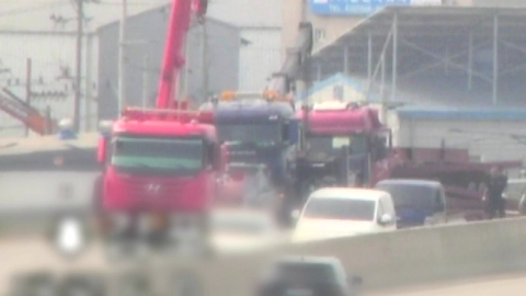 인천 고속도로 화물차 적재물 낙하로 통제…출근길 정체