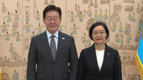 [현장영상+] 이 대통령, 한성숙 총리에게 임명장 수여…임기 시작
