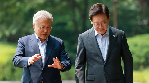 이 대통령, 문재인 전 대통령과 회동…'통합 메시지' 주목