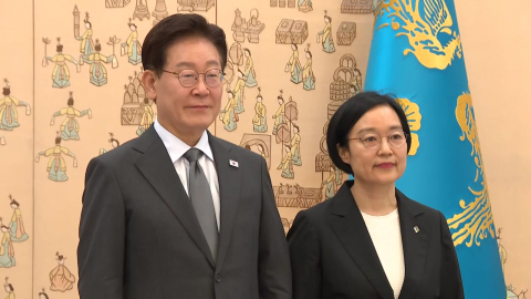 첫 출근 한성숙 국무총리 "발 빠른 정책 실현"…김민석은 국회로