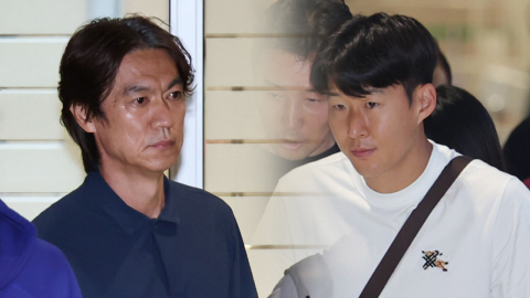"홍명보 나가" vs "힘내요"…너무도 달랐던 분위기