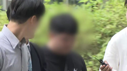 [현장영상+] \'개표소 경찰 폭행\' 20대 남성 2명 구속 심사 출석