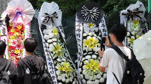 배재고 정문에 "아들들아, 엄마가 지켜줄게"…비판 화환에 '맞불'