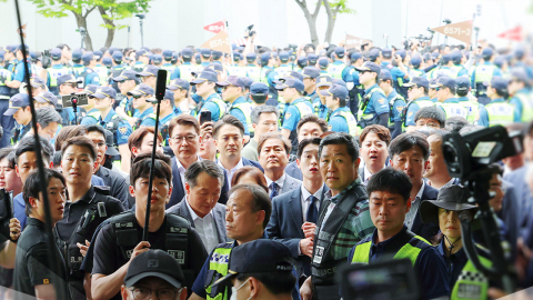 27일 만에 열렸다…경찰, 시위대 이동조치