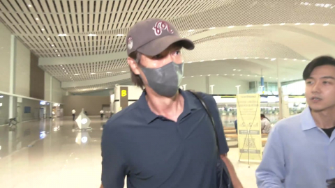 홍명보 감독 미국 출국…"할 말은 많지만…"