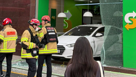 [속보] 서울 반포동 상가에 차량 돌진…경상 4명·중상 1명