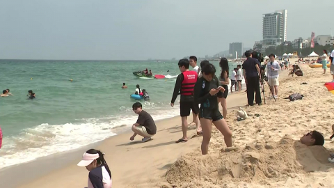 강릉 경포해수욕장 개장…첫날부터 피서객 발길