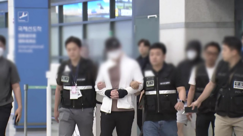 \'판돈 5조\' 도박사이트 총책 2명 송환…"청소년까지 유인"