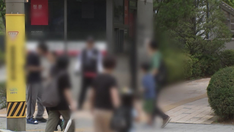 [단독] '학교 코앞 아파트'서 등굣길 출입 막아 학생들 불편