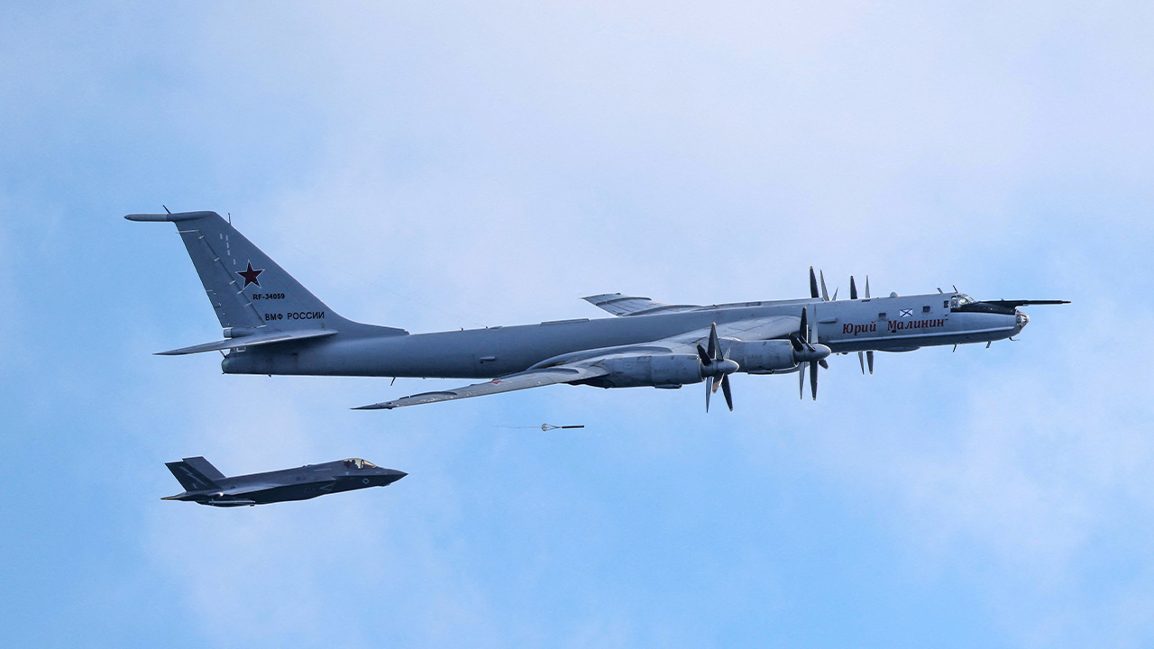 노르웨이해서 영국 항공모함에 러시아 군용기 접근...F-35 긴급 출격
