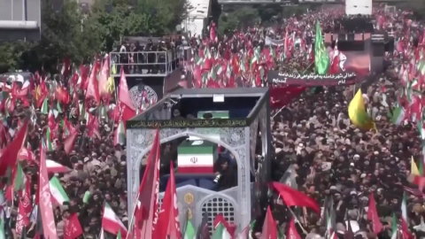 하메네이 장례식에 대규모 추모 행렬…트럼프 "합의 아니면 끝낼 것"