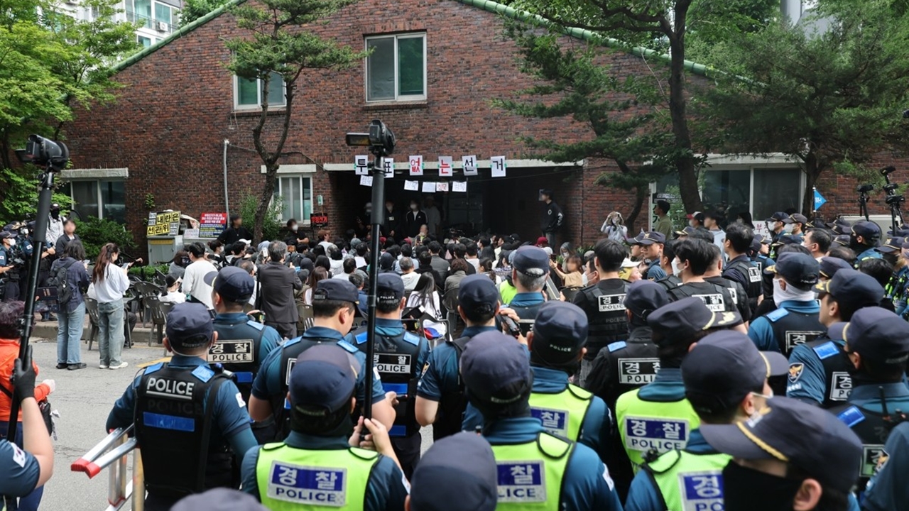 '잠실 개표소 경찰 폭행' 20대 등 시위자들 무더기 송치