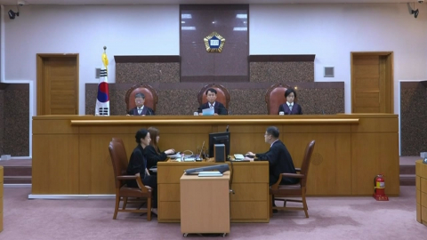  윤석열 출석 내란 재판 휴정...체포 방해 선고 시청