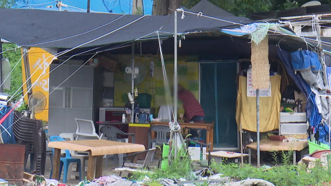 화마 휩쓸고 간 구룡마을…천막에서 폭염 버티는 주민