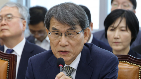 \'부부동반 해외출장\' 노태악, 출장 서류 \'셀프 결재\'