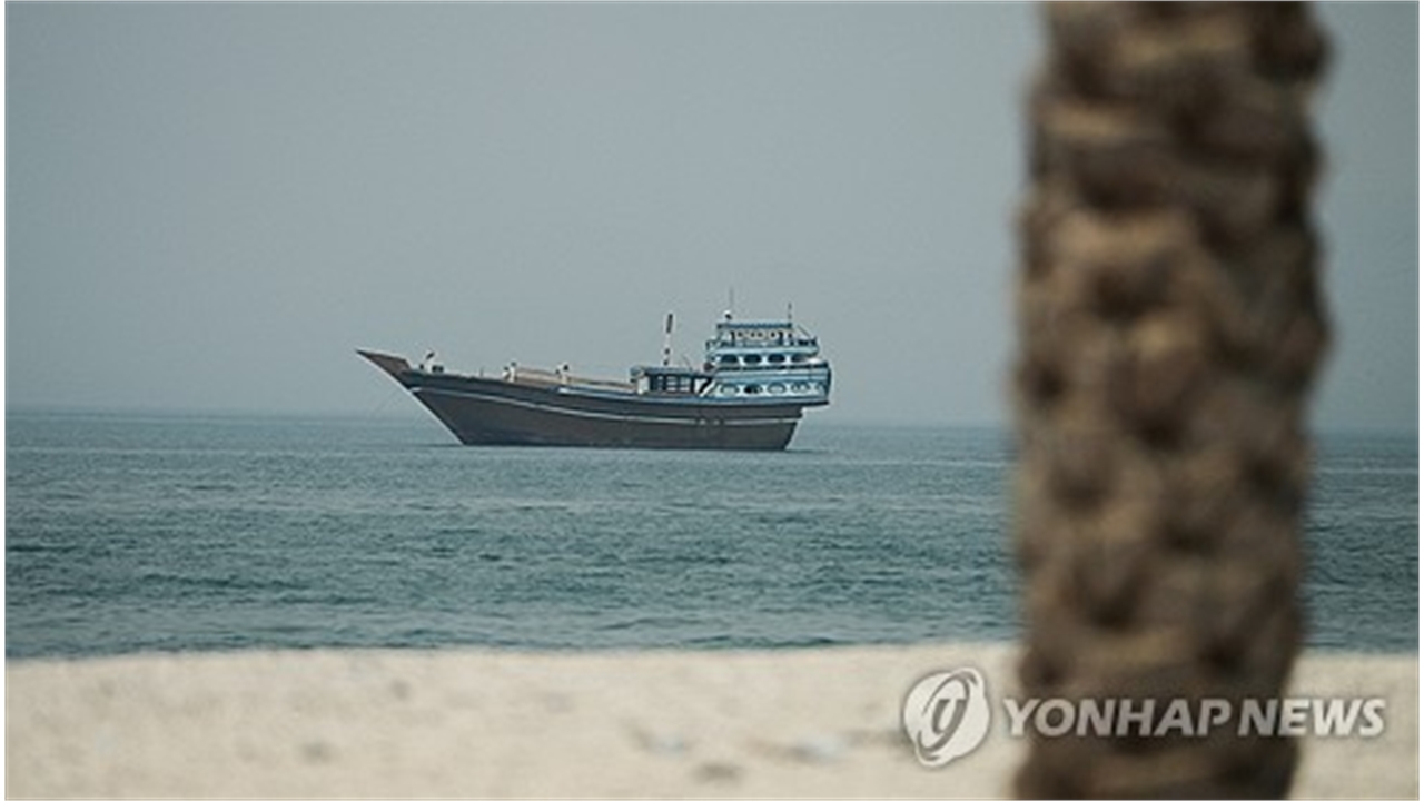 국기 떼고 위치 끄고...이란, 미 봉쇄 뚫을 '그림자 선단' 가동