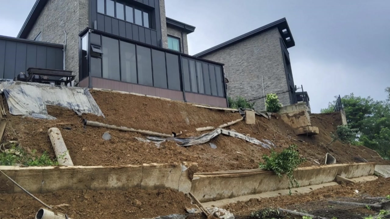 경기 용인시 전원주택 옹벽 붕괴...주민 7명 대피