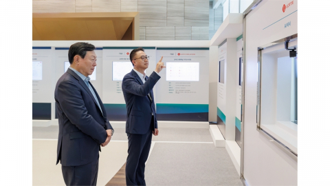 [기업] 신동빈 "CEO, 고객 관점에서 대담하게 혁신해야"