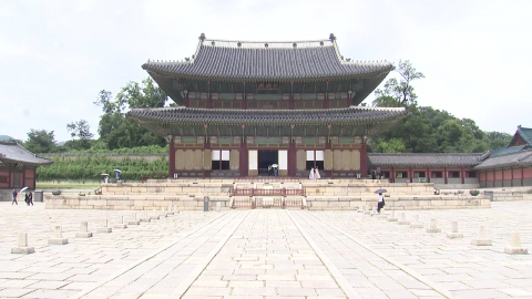 여름 정취 물씬…왕실 정원에서 휴일 \'궁 나들이\'