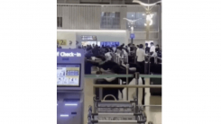 중국인 단체 '새치기'에 인천공항 직원들 부상..."수시로 점검"