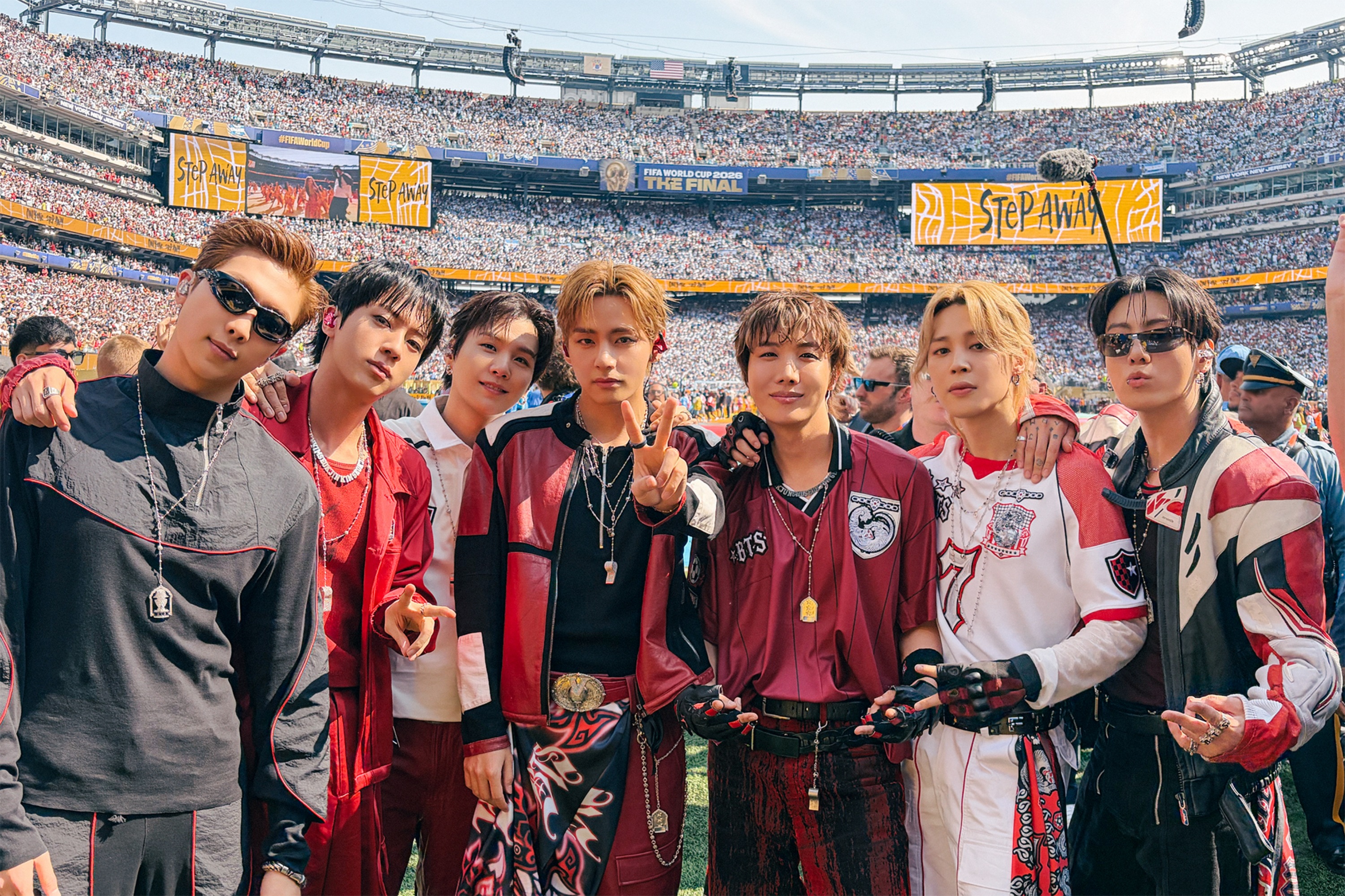BTS, 월드컵 결승 첫 하프타임쇼 장식…"꿈을 꾼 기분"