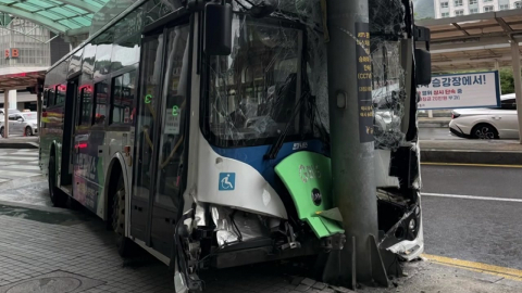 광명역 인근서 시내버스 돌진…"급발진 주장"