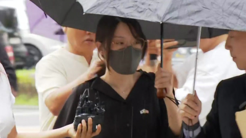 체육단체 출입 저지 30대 구속 심사 출석…취재진에 '묵묵부답' [현장영상+]
