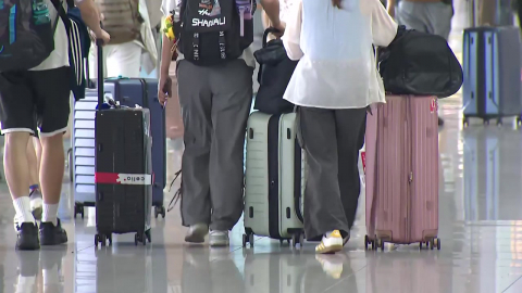 본격 휴가철 시작…인천공항 출국장 '북새통'