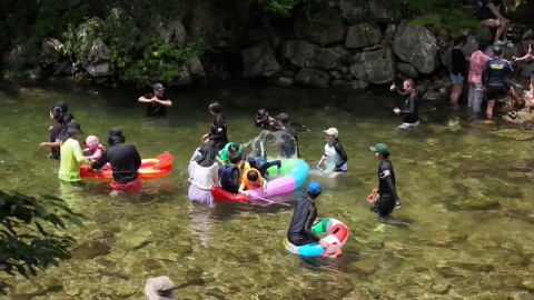 튜브 타고 물장구치고…계곡과 바다에서 더위 탈출