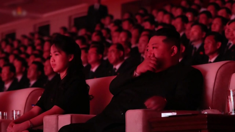 북, 전승절 73주년 대규모 행사…주애 손 잡은 김정은 '울컥'