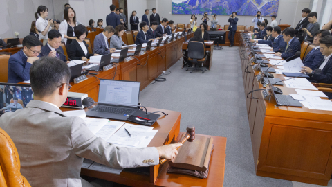 \'패스트트랙 기간 단축\' 법안, 운영위 통과…국힘, 항의 퇴장
