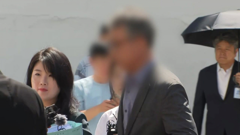 광산서 전 형사과장, \'혐의 인정 여부\' 취재진 질문에 묵묵부답 [현장영상+]