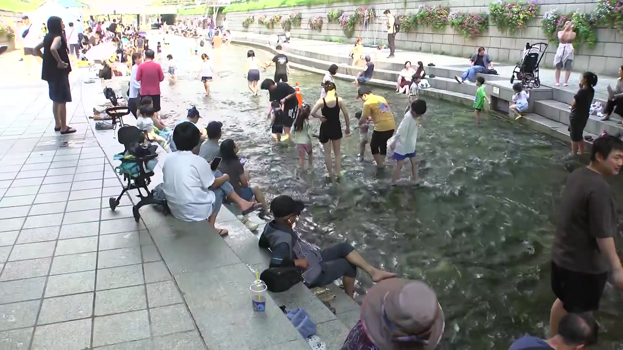 밤에도 체감 30℃, 더위 피해 물가로 ...다음 주 수도권도 '더위 비상'