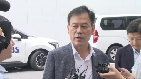'관저이전 의혹' 윤한홍 특검 출석…첫 피의자 조사