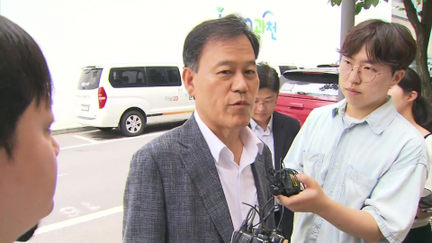 \'관저 공사 의혹\' 윤한홍 첫 조사…"나와 무관"