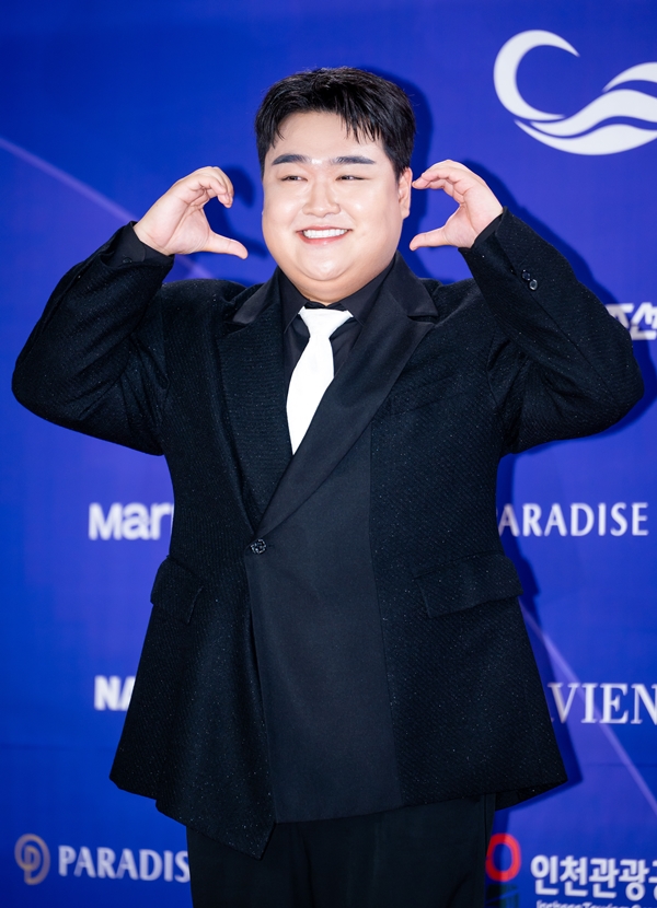 근육병 학생 도운 공익, 개그맨 김규원이었다…SNS 달군 미담