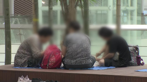 피서지 된 인천공항…옹기종기 담소에 장기판도