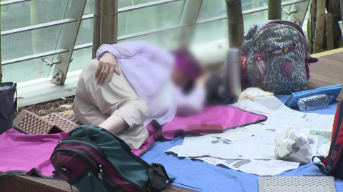 한낮 무더위 피해 공항으로…"공부하고 장기 두고"