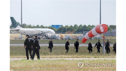 공항 덮친 '폭발물 드론'...독일, 드론 방어 연구 전격 확대